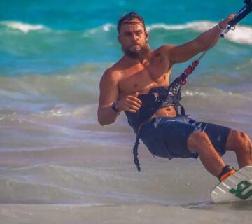 Kiteboarding lessons in Playa del Carmen